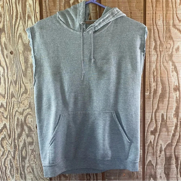 Sleeveless Workout Hoodie 🏋🏼‍♂️ - Picture 1 of 3